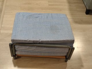 Sofá cama azul con estampado floral