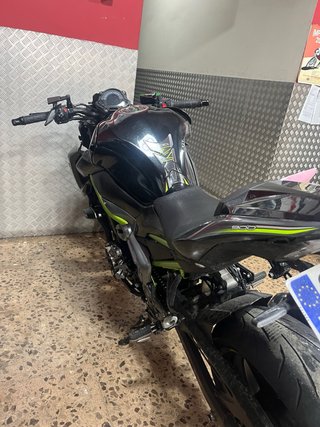 Kawasaki Z900 Negra y Verde