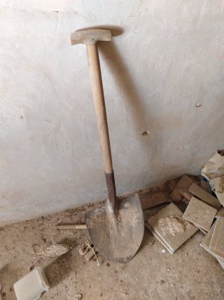 Pala de madera y metal