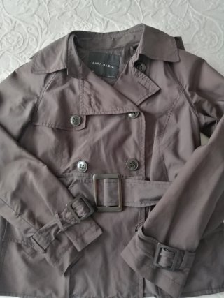 Gabardina corta Zara Basic marrón