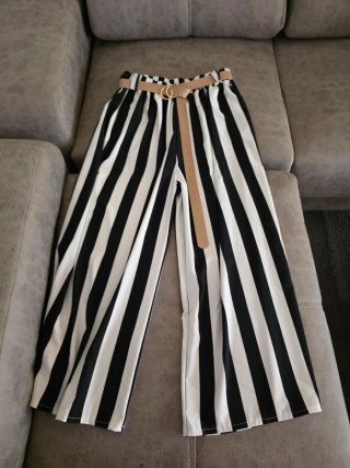 Pantalón de rayas blanco y negro con cinturón