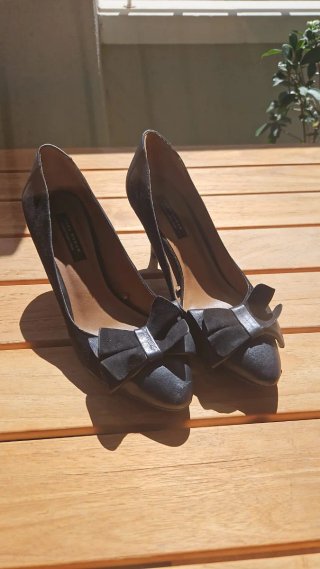 Zapatos de tacón Zara negros con lazo