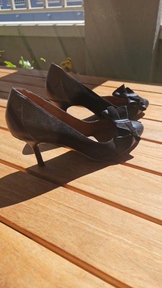 Zapatos de tacón Zara negros con lazo
