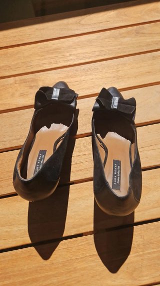Zapatos de tacón Zara negros con lazo