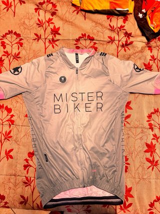 Maillot Gobik talla L  30€ cada uno.