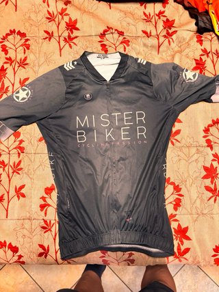 Maillot Gobik talla L  30€ cada uno.