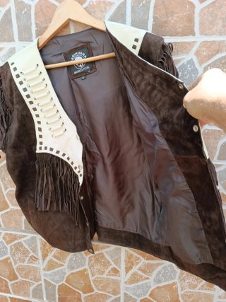 Chaleco Arimana con flecos y tachas