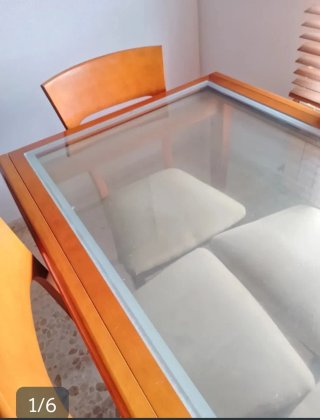 Mesa de comedor de madera con sillas