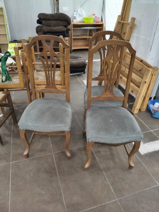 3 Sillas de comedor de madera y tela. 10 la unida.