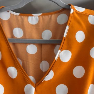 Vestido naranja lunares blanco