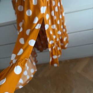 Vestido naranja lunares blanco