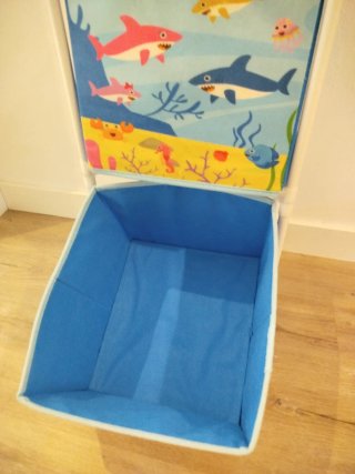 Juguetero infantil con diseño de tiburones