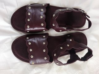 Sandalias niña burdeos con tachuelas talla 37