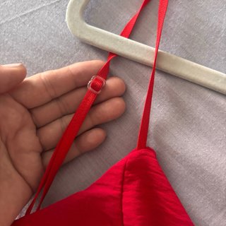 Mono rojo tirantes botones