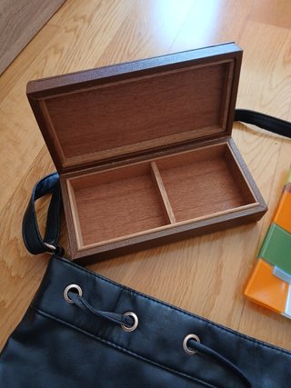 Bolso negro, caja y pendientes