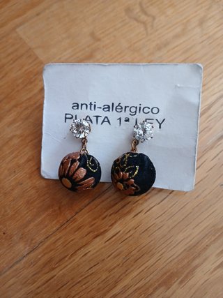 Bolso negro, caja y pendientes
