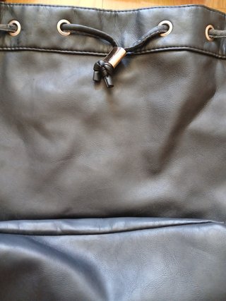 Bolso negro, caja y pendientes