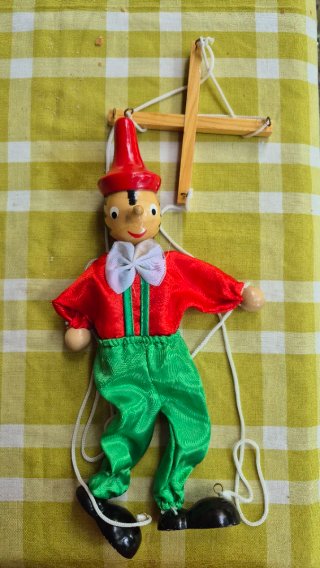 Marioneta de madera artesanal