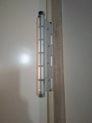 Puerta maciza de vaiven con ventanilla redonda