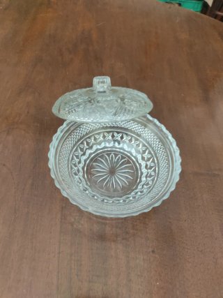Bombonera caramelera de cristal prensado, con tapa