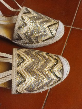 Zapatillas esparto cuña con lentejuelas beige-oro.