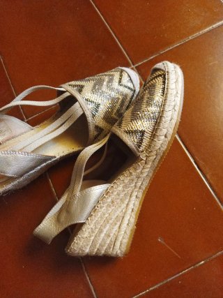 Zapatillas esparto cuña con lentejuelas beige-oro.