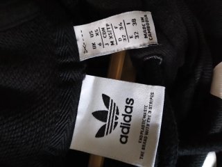 Sudadera chica .Adidas. Color negro