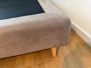 Cama tapizada 150x190 con cabecero alto acolchado