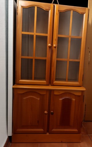 Armario de madera con puertas de cristal