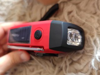 Radio FM, Linterna Solar y power bank 2000mAh
