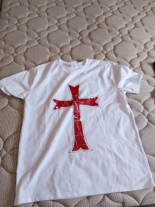Camiseta blanca con cruz roja