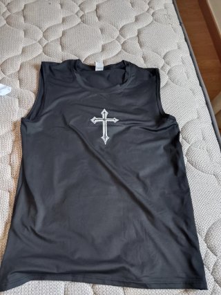 Camiseta sin mangas con cruz