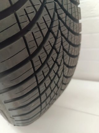 Neumático Goodyear 215/60 R17