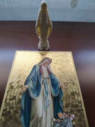 Tabla y figura de la virgen
