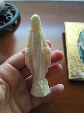 Tabla y figura de la virgen