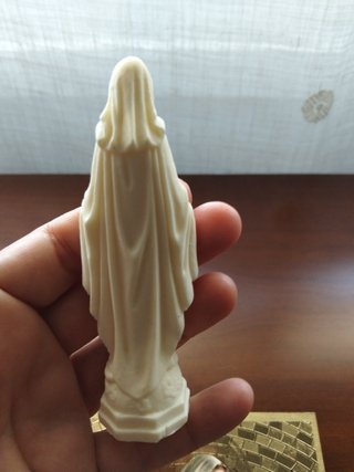 Tabla y figura de la virgen