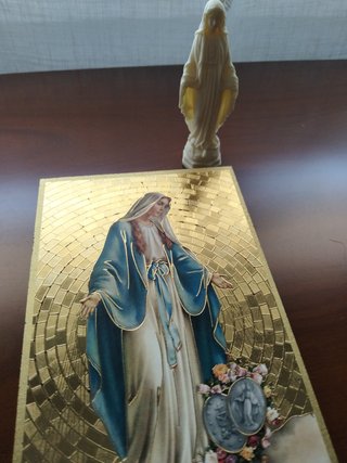 Tabla y figura de la virgen