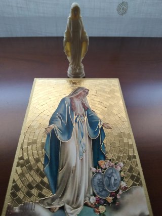 Tabla y figura de la virgen