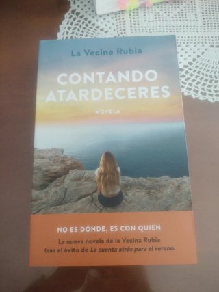 Contando atardeceres novela : no es dónde, es c...