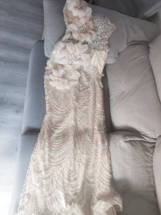 Vestido largo pedrería rosa,lleno de pedreria