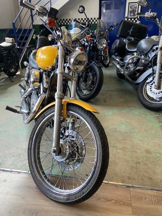 Harley Davidson Sportster 1200 Custom Amarilla