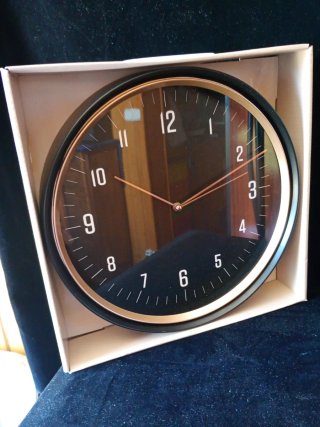 Reloj de pared negro y dorado