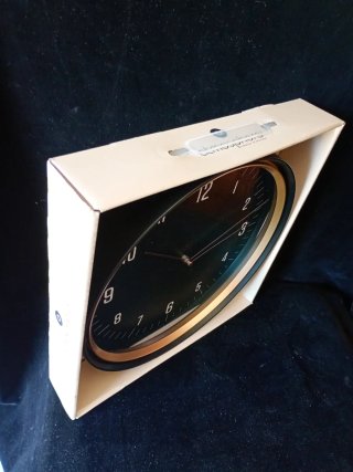 Reloj de pared negro y dorado