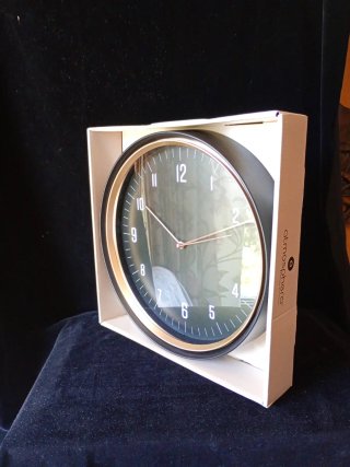 Reloj de pared negro y dorado