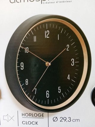 Reloj de pared negro y dorado