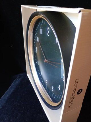 Reloj de pared negro y dorado