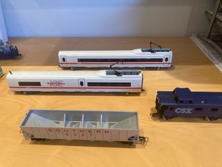 Maqueta de tren con vías y accesorios