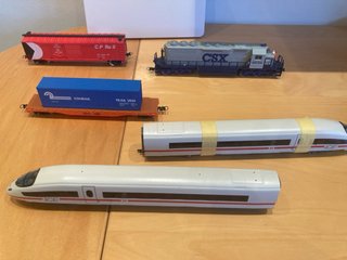 Maqueta de tren con vías y accesorios