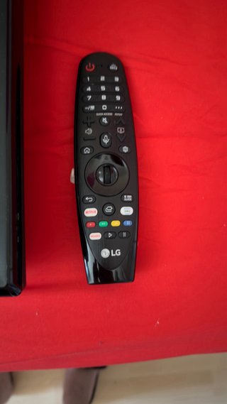 Televisor LG Negro y Rojo