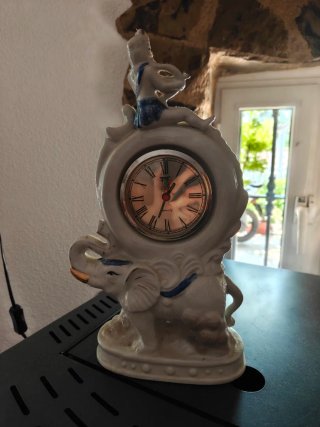 Reloj de porcelana con elefante y figura